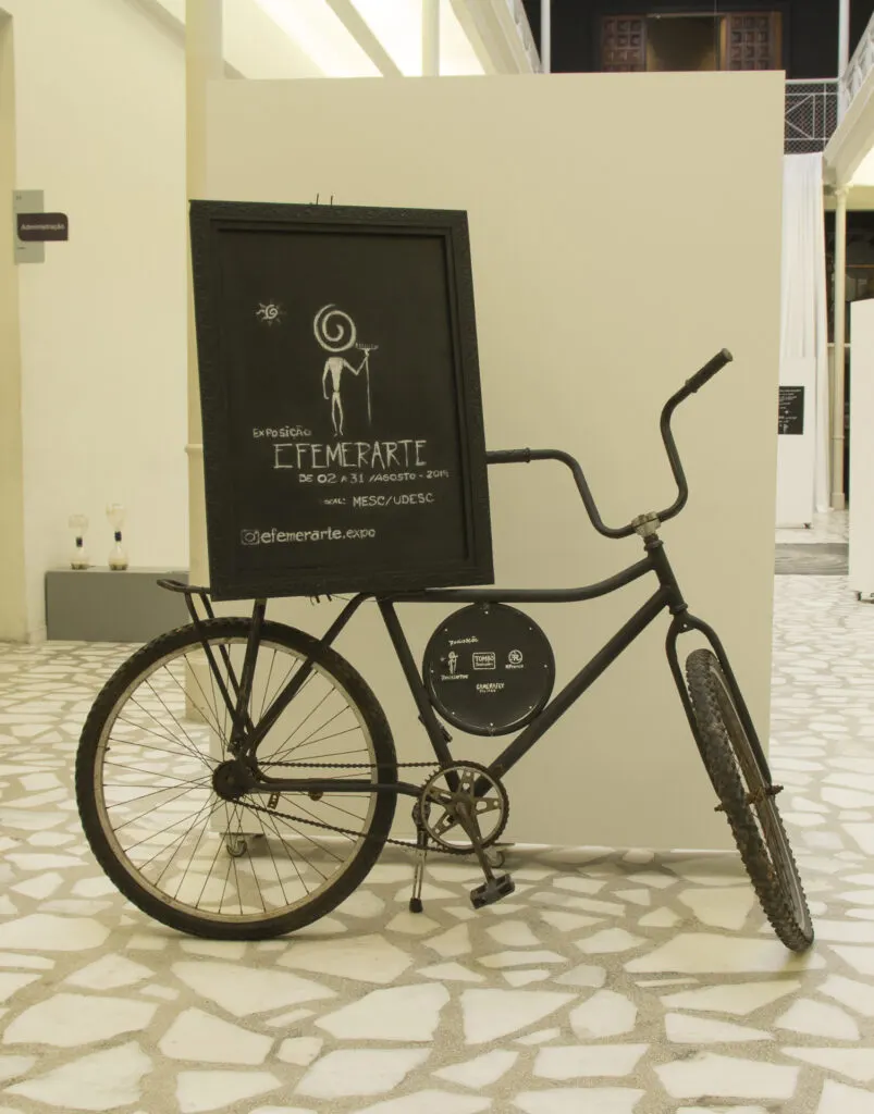 Bicicleta do artista exposta na entrada