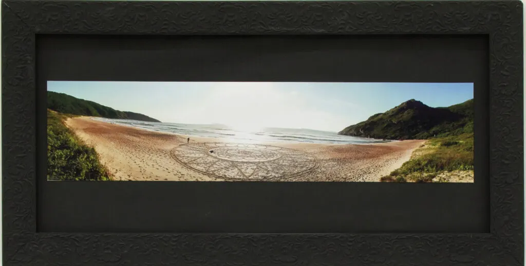 Fotografia panorâmica emoldurada de uma praia