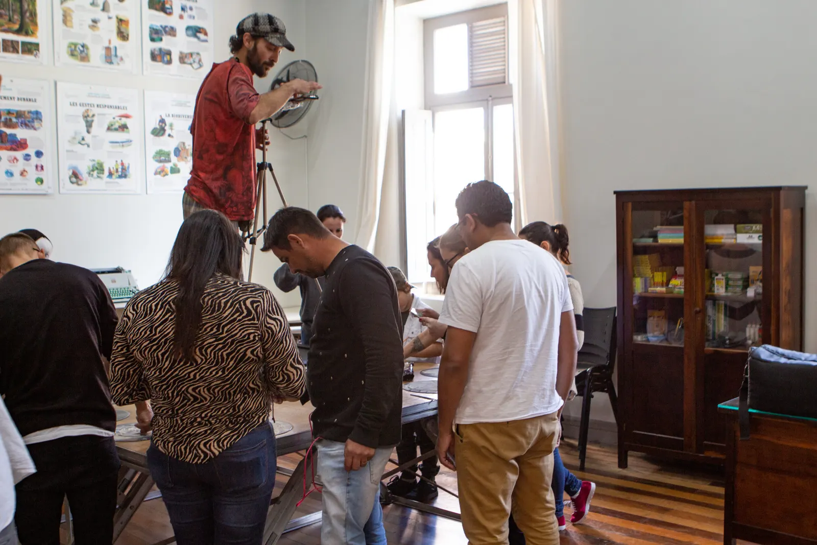 Participantes durante oficina de Sand Art
