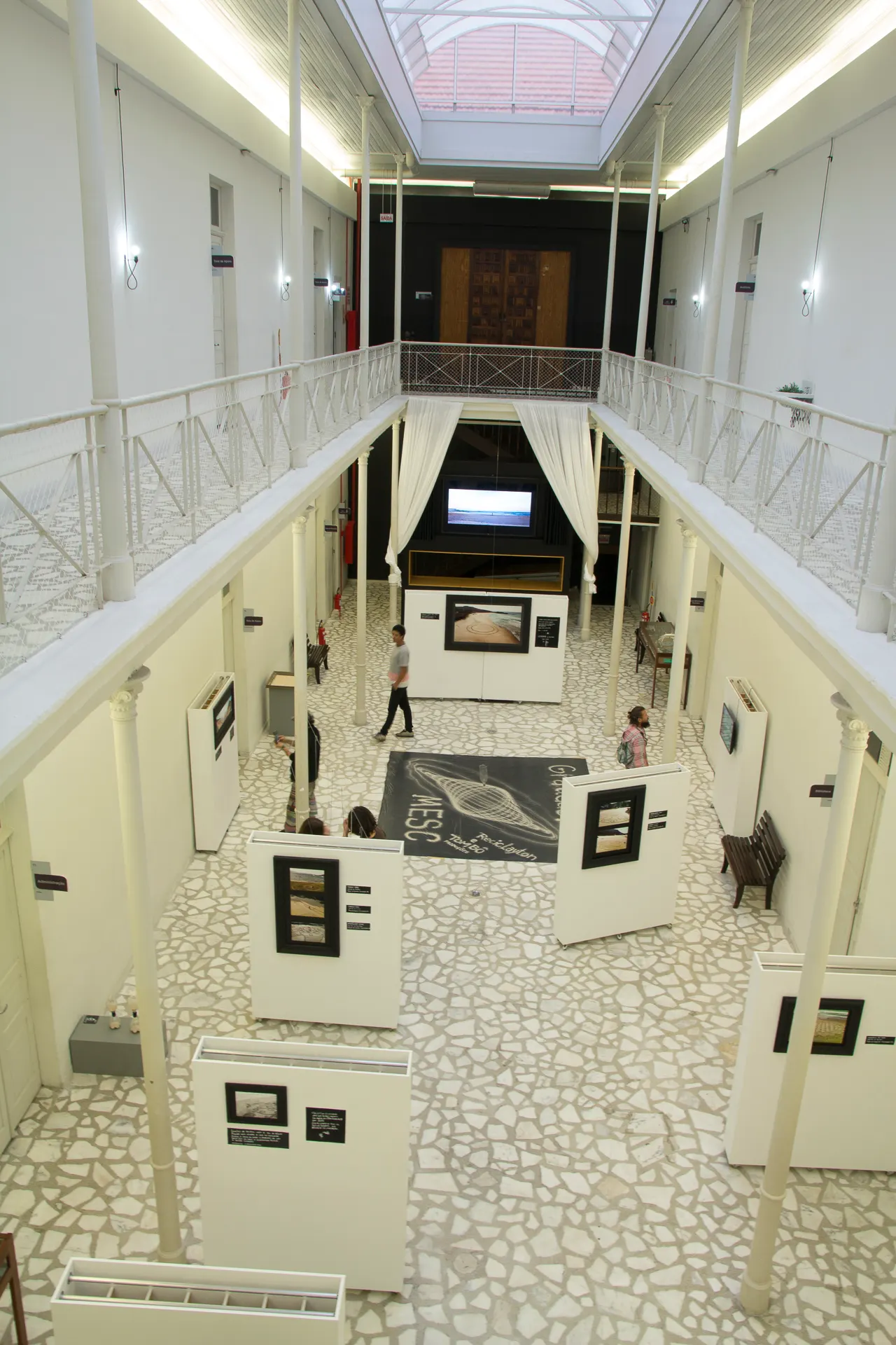 Vista geral do salão do Museu da Escola Catarinense com a exposição