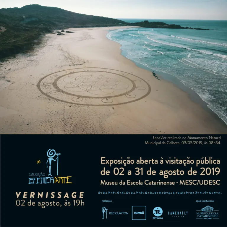 Convite da exposição EfemerArte, com uma mandala desenhada na areia da praia