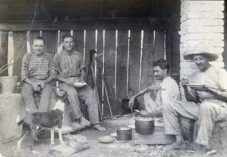 Fotografia histórica de família diante de casa enxaimel