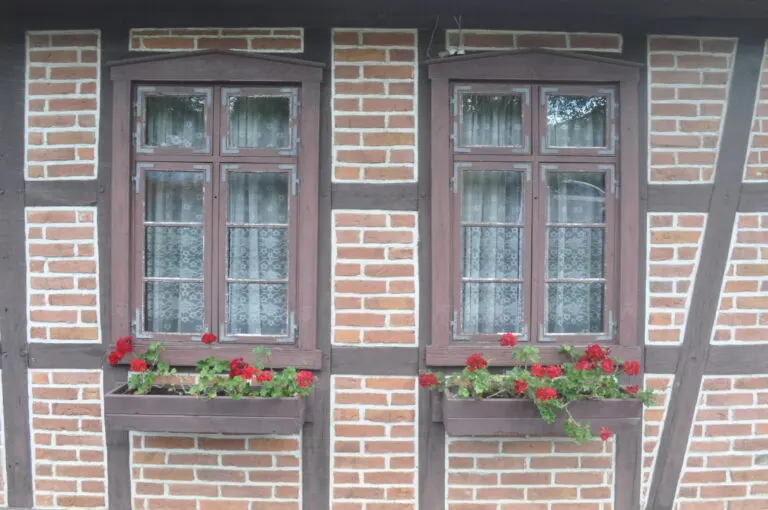 Fachada de casa enxaimel com floreiras