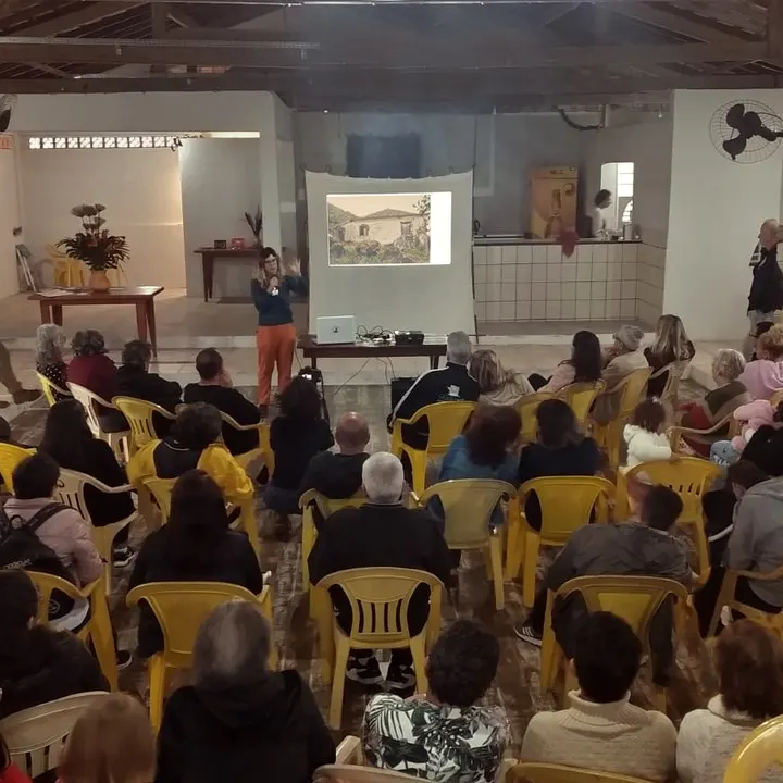 Fernanda apresenta o projeto para a comunidade