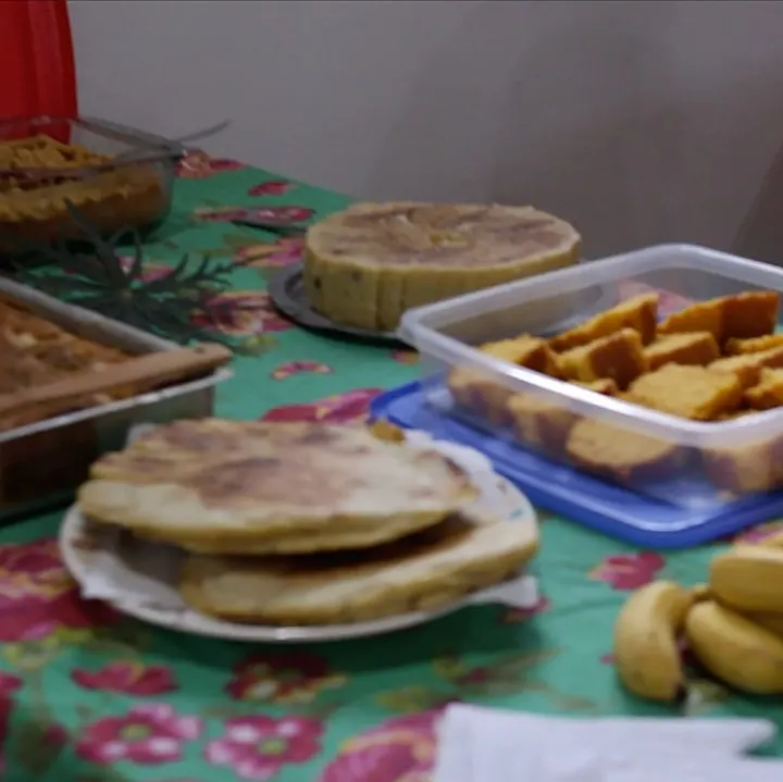 Mesa com pães e bolos